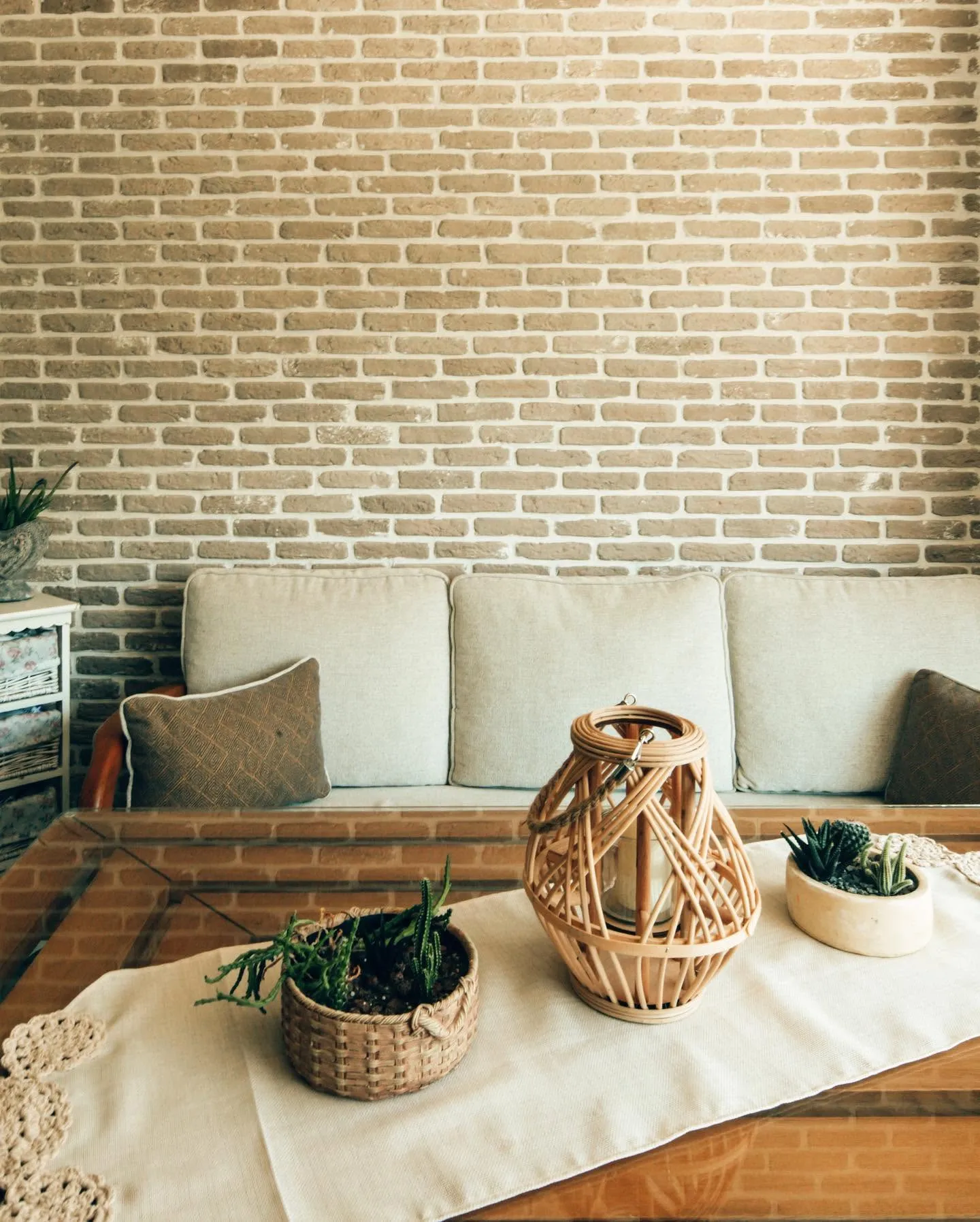 Tuğla duvar önündeki ŞF Evi oturma alanı