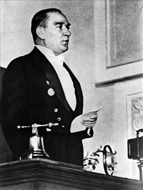 Mustafa Kemal Atatürk’ün tarihî bir fotoğrafı.