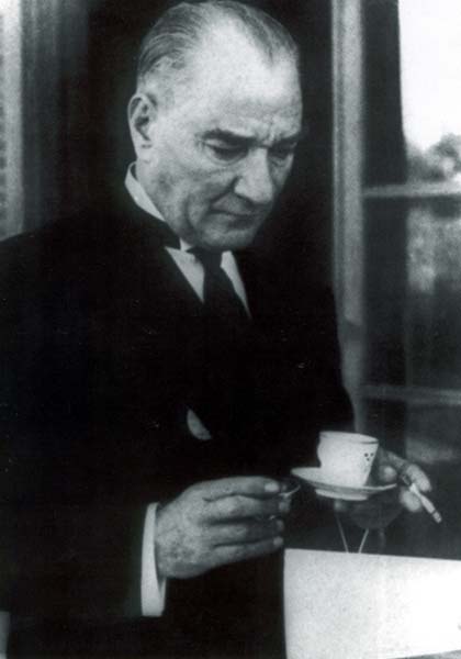 Mustafa Kemal Atatürk’ün tarihî bir fotoğrafı.